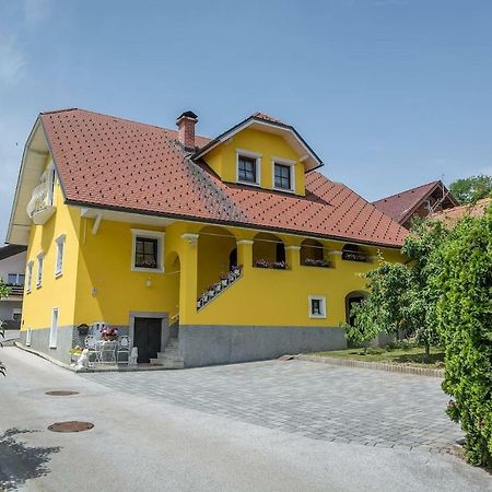 Apartma Ajda Komenda Buitenkant foto