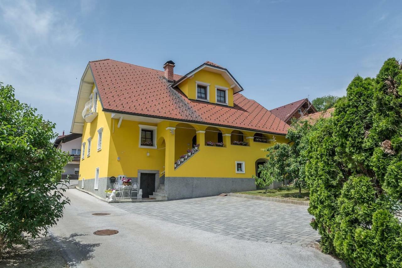 Apartma Ajda Komenda Buitenkant foto